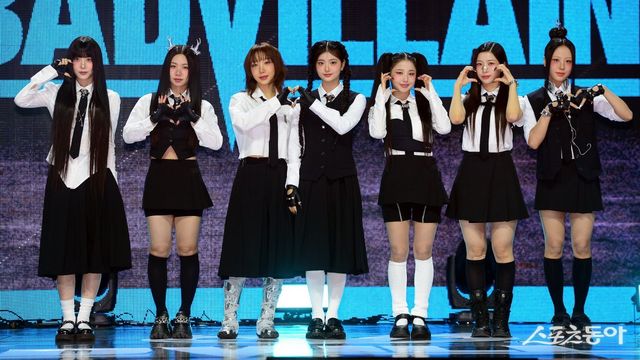 19일 서울 광장동 예스24 라이브홀에서 걸그룹 배드빌런(BADVILLAIN)의 새 디지털 싱글 ‘숨(ZOOM)’ 발매 쇼케이스가 열렸다. 배드빌런 윤서, 휴이, 엠마, 켈리, 클로이 영, 빈, 이나가 카메라를 향해 포즈를 취하고 있다. 김민성 기자 marineboy@donga.com