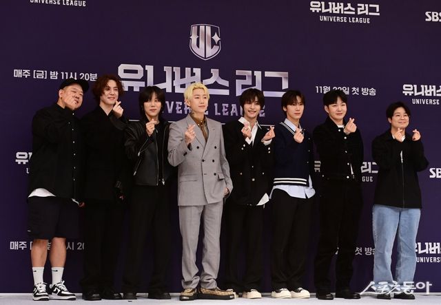 이환진 PD, 갓세븐 유겸, 프로듀서 엘 캐피탄, 가수 박재범, NCT & 웨이션브이 양양, 텐, 비투비 이창섭, 유화 PD(왼쪽부터)가 19일 서울 양천구 목동 SBS에서 열린 SBS 새 오디션 프로그램 ‘유니버스 리그’ 제작발표회에서 포즈를 취하고 있다. 주현희 기자 teth1147@donga.com