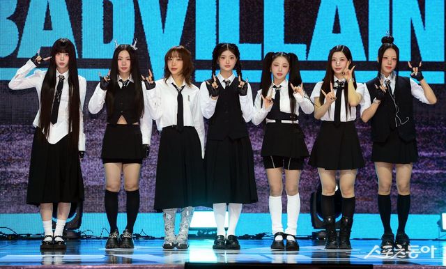 19일 서울 광장동 예스24 라이브홀에서 걸그룹 배드빌런(BADVILLAIN)의 새 디지털 싱글 ‘숨(ZOOM)’ 발매 쇼케이스가 열렸다. 배드빌런 윤서, 휴이, 엠마, 켈리, 클로이 영, 빈, 이나가 카메라를 향해 포즈를 취하고 있다. 김민성 기자 marineboy@donga.com