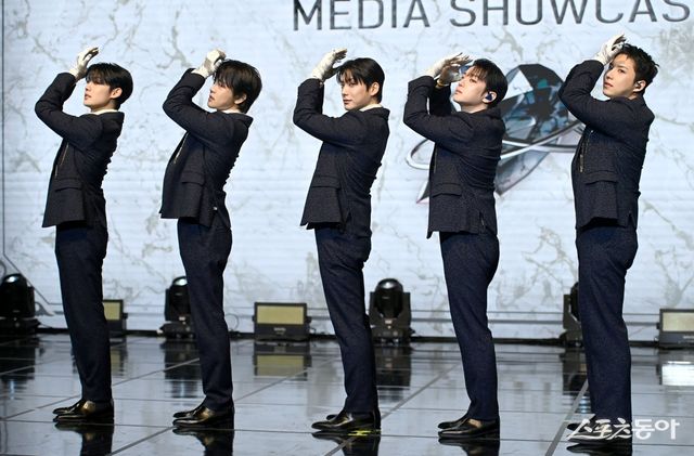 그룹 에이스(A.C.E)가 20일 서울 강남구 일지아트홀에서 세 번째 싱글 앨범 ‘PINATA’(피냐타) 발매 쇼케이스에서 포토타임을 갖고 있다. 김종원 기자 won@donga.com