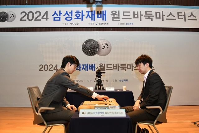 당이페이 9단(오른쪽)과 딩하오 9단의 결승1국 모습.&nbsp;사진제공 ㅣ한국기원