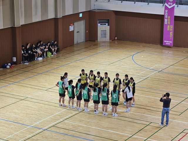 넷볼 예선 경기를 준비하는 북일여고 학생들과 삼성여고 학생들. 사진 ㅣ 이수빈 학생기자