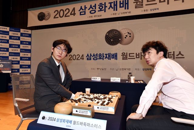 딩하오 9단(왼쪽)과 당이페이 9단이 결승3국 후 복기를 하고 있다. 사진제공 ㅣ｜ 한국기원