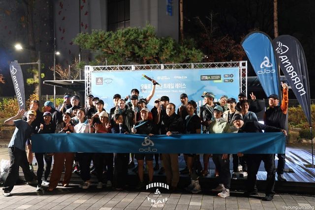 낙오자 없이 모두 피니시어가 된 오들로 북한산 챌린저와 서포터, 멘토들이 한 자리에 모여 기념사진을 찍고 있다. 사진제공 ｜ 오엔티월드