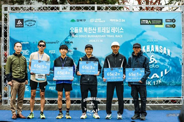 이석호 오엔티월드 대표(맨 왼쪽)와 65km 부문 남성 1~5위 입상자들. 사진제공 ｜ 오엔티월드