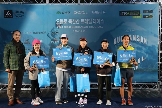 65km 부문 여성 1~5위 입상자들. 사진제공 ｜ 오엔티월드