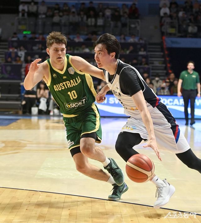 이현중(오른쪽)이 24일 고양소노아레나에서 열린 2025 FIBA 아시아컵 예선 조별리그 A조 호주전 도중 벤 헨셀의 수비를 뚫고 공격하고 있다. 고양｜김종원 기자 won@donga.com