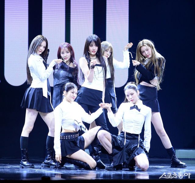 걸그룹 izna(이즈나)가 25일 서울 광진구 예스24 라이브홀에서 열린 첫 번째 미니앨범 ‘N/a’ 발매 쇼케이스에서 화려한 공연을 펼치고 있다. 김종원 기자 won@donga.com