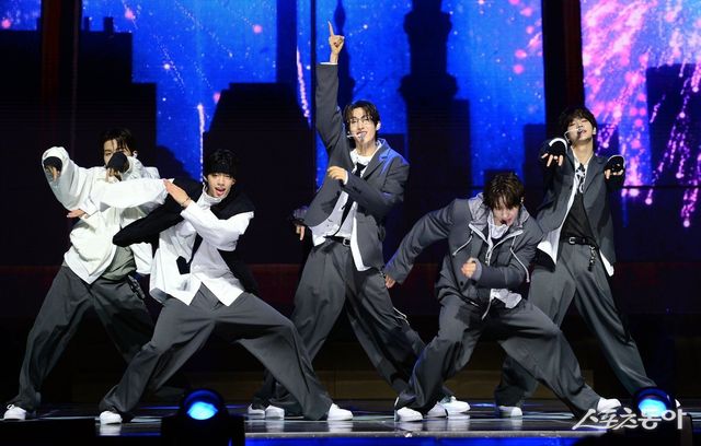 25일 서울 한남동 블루스퀘어에서 그룹 TWS(투어스) 싱글 1집 앨범 ‘Last Bell (라스트 벨)’ 발매 기념 쇼케이스가 열렸다. 투어스가 화려한 공연을 펼치고 있다. 김민성 기자 marineboy@donga.com