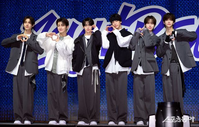 25일 서울 한남동 블루스퀘어에서 그룹 TWS(투어스) 싱글 1집 앨범 ‘Last Bell (라스트 벨)’ 발매 기념 쇼케이스가 열렸다. 투어스 영재, 지훈, 한진, 도훈, 경민, 신유가 카메라를 향해 포즈를 취하고 있다. 김민성 기자 marineboy@donga.com