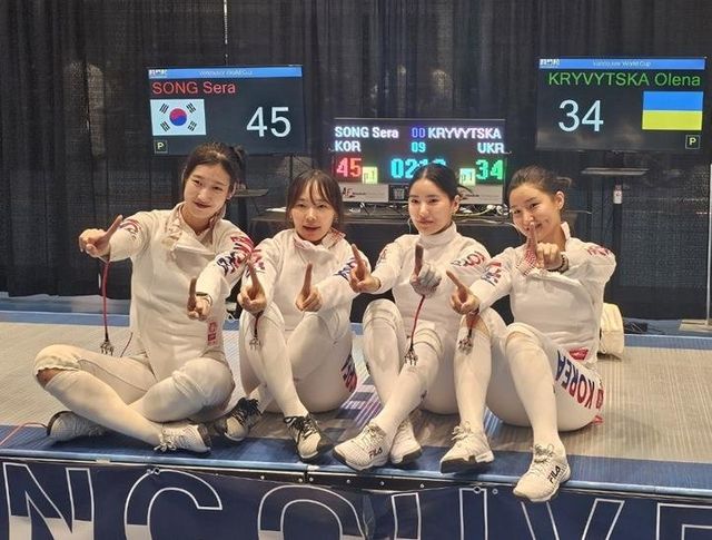 임태희 김향은 송세라 이혜인(왼쪽부터)으로 구성된 한국 펜싱 여자 에페 대표팀이 25일 열린 월드컵 단체전에서 우승한 뒤 포즈를 취하고 있다. 사진제공 ㅣ 대한펜싱협회