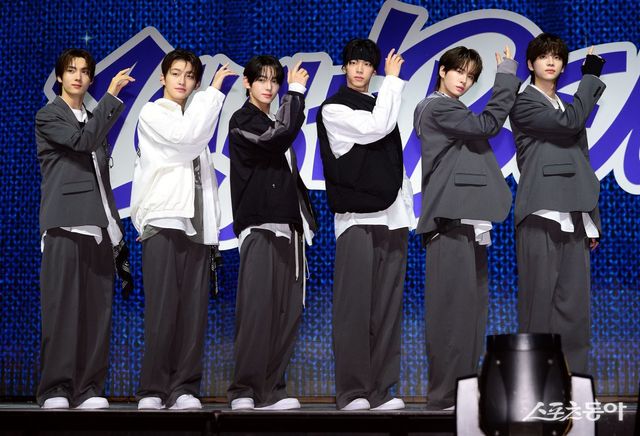 25일 서울 한남동 블루스퀘어에서 그룹 TWS(투어스) 싱글 1집 앨범 ‘Last Bell (라스트 벨)’ 발매 기념 쇼케이스가 열렸다. 투어스 영재, 지훈, 한진, 도훈, 경민, 신유가 카메라를 향해 포즈를 취하고 있다. 김민성 기자 marineboy@donga.com