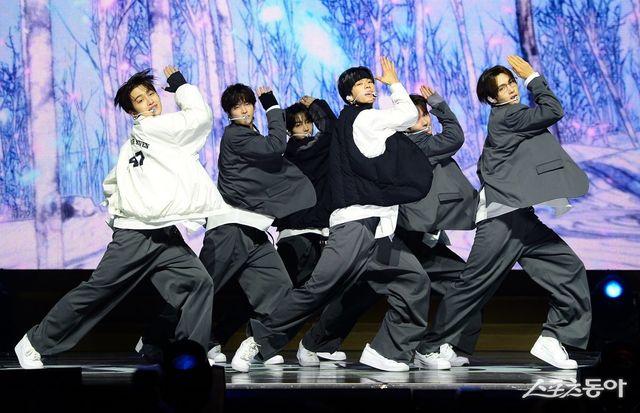 25일 서울 한남동 블루스퀘어에서 그룹 TWS(투어스) 싱글 1집 앨범 ‘Last Bell (라스트 벨)’ 발매 기념 쇼케이스가 열렸다. 투어스가 화려한 공연을 펼치고 있다. 김민성 기자 marineboy@donga.com