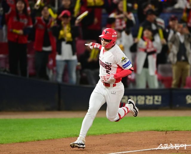 KIA 김도영이 26일부터 연말 시상식 ‘싹쓸이 행보’를 시작한다. 정규시즌 MVP, 언론사 시상식, 골든 글러브 등 각종 시상식에서 트로피를 독차지 할 기세다. 사진은 지난 10월 광주-기아챔피언스필드에서 열린 삼성과 한국시리즈 2차전에서 솔로홈런을 터트린 뒤 그라운드를 돌고 있는 김도영. 스포츠동아DB