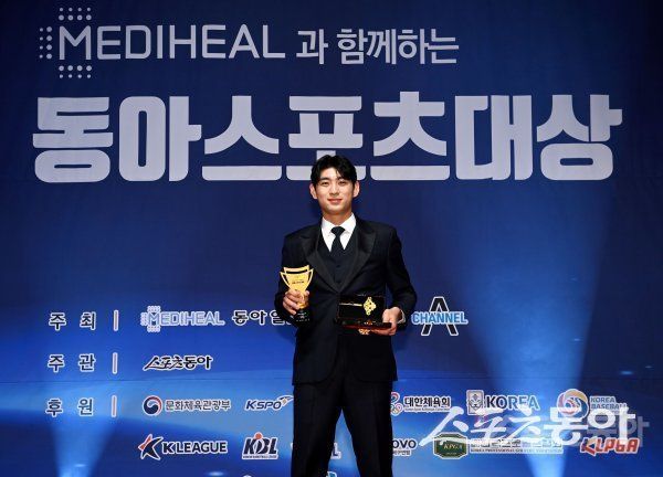이정후가 지난 2022년 12월 서울 중구 롯데호텔서울 크리스탈볼룸에서 열린 ‘메디힐과 함께하는 2022 동아스포츠대상’ 시상식에서 프로야구 부문 ‘올해의 선수상’을 수상한 뒤 사진촬영을 하는 모습. 스포츠동아DB