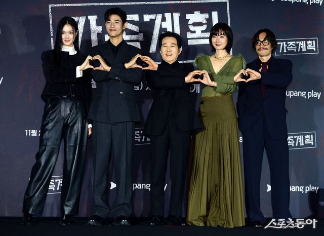 26일 서울 용산구 몬드리안 서울 이태원에서 열린 쿠팡플레이 시리즈 ‘가족계획’제작발표회에 참석한 이수현, 로몬, 백윤식, 배두나, 류승범이 카메라를 향해 포즈를 취하고 있다. 김민성 기자 marineboy@donga.com