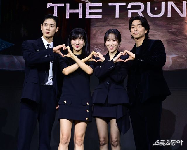 배우 조이건, 정유하, 서현진, 공유가 26일 서울 강남구 역삼동 라움아트센터에서 열린 넷플릭스 ‘트렁크’ 제작발표회에서 포즈를 취하고 있다. 주현희 기자 teth1147@donga.com