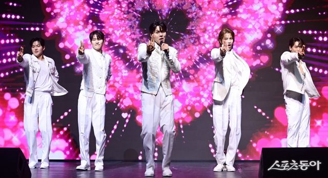 마이트로가 26일 서울 강남구 삼성동 슈피겐홀에서 열린 TV CHOSUN ‘트롯돌 입덕기: 진심누나’ 프로젝트 신인 트롯돌 기자간담회에서 무대를 펼치고 있다. 주현희 기자 teth1147@donga.com