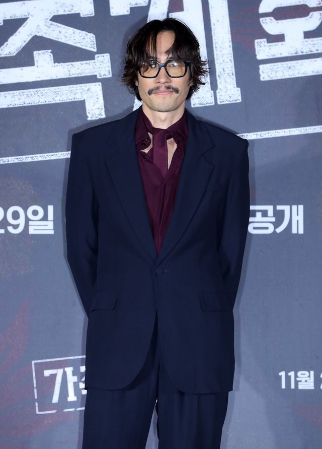 [서울=뉴시스] 김혜진 기자 = 배우 류승범이 26일 오후 서울 용산구 몬드리안 서울에서 열린 쿠팡플레이 ‘가족계획’ 제작발표회에서 포즈를 취하고 있다. ‘가족계획’은 기억을 자유자재로 편집할 수 있는 특수한 능력을 가진 엄마가 가족들과 합심하여 악당들에게 지옥을 선사하는 이야기. 29일 첫 공개. 2024.11.26. jini@newsis.com