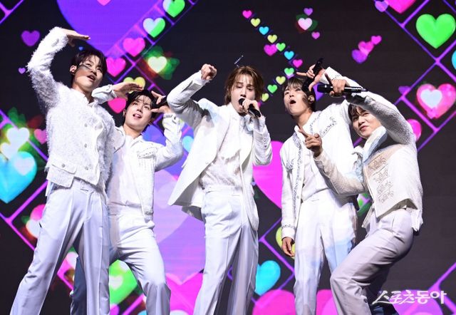 마이트로가 26일 서울 강남구 삼성동 슈피겐홀에서 열린 TV CHOSUN ‘트롯돌 입덕기: 진심누나’ 프로젝트 신인 트롯돌 기자간담회에서 무대를 펼치고 있다. 주현희 기자 teth1147@donga.com