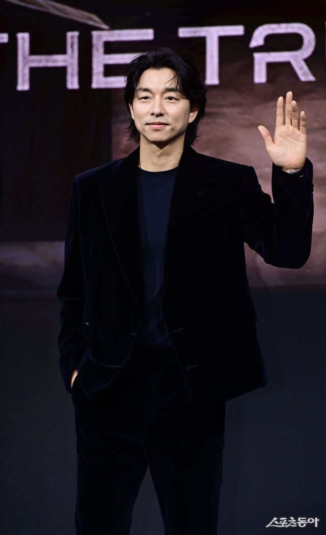 배우 공유가 26일 서울 강남구 역삼동 라움아트센터에서 열린 넷플릭스 ‘트렁크’ 제작발표회에서 포즈를 취하고 있다. 주현희 기자 teth1147@donga.com