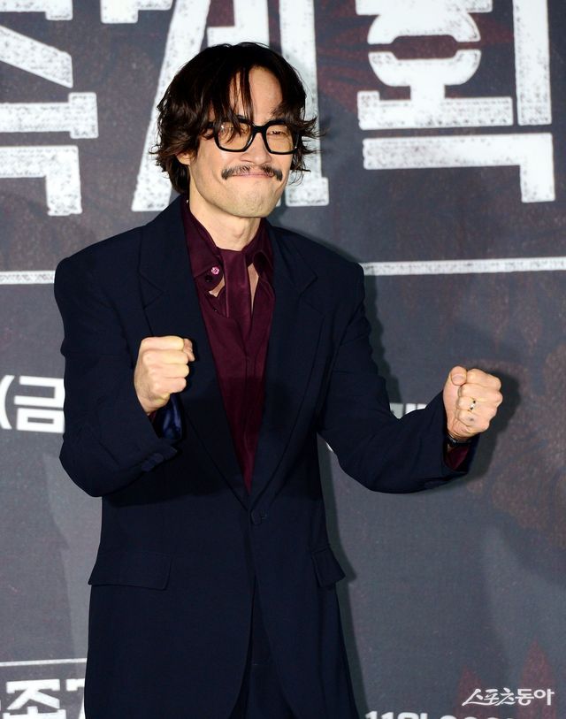 26일 서울 용산구 몬드리안 서울 이태원에서 열린 쿠팡플레이 시리즈 ‘가족계획’제작발표회에 참석한 류승범이 카메라를 향해 포즈를 취하고 있다. 김민성 기자 marineboy@donga.com