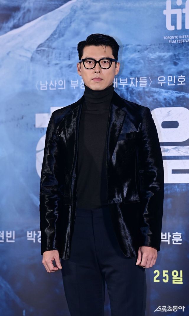 배우 현빈이 27일 서울 용산구 CGV용산아이파크몰점에서 열린 영화 ‘하얼빈’ 제작보고회에서 포즈를 취하고 있다. 주현희 기자 teth1147@donga.com