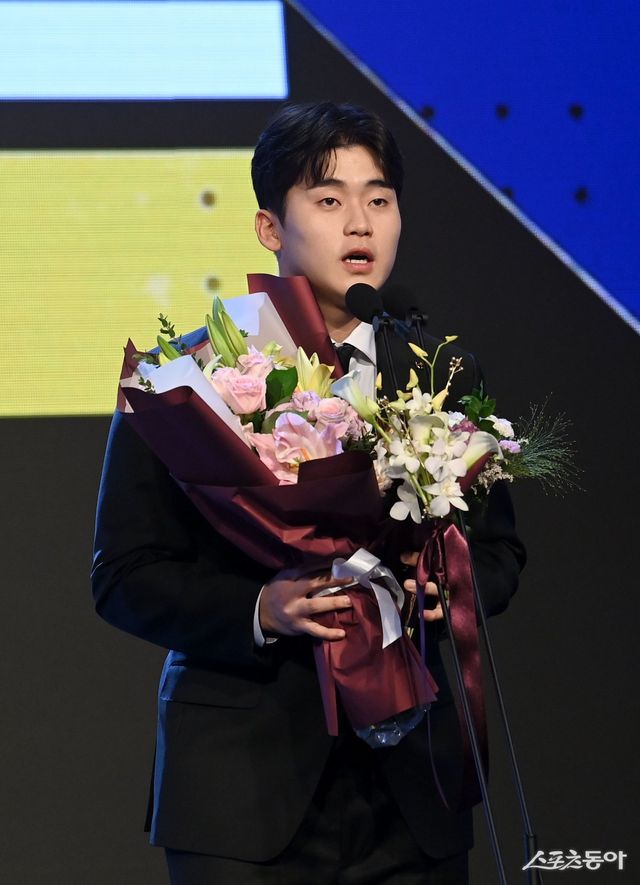 26일 서울 송파구 롯데호텔 월드에서 열린 2024 KBO 시상식에서 KBO리그 승률상을 수상한 KT 박영현이 소감을 말하고 있다. 김종원 기자 won@donga.com