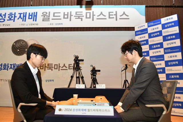 8강전에서 만난 신진서(왼쪽)와 딩하오. 신진서를 꺾은 딩하오는 여세를 몰아 대회 2연패에 성공했다. 사진제공 ｜ 한국기원