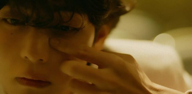 방탄소년단 뷔와 가수 박효신이 입을 맞춘 싱글 ‘위터 어헤드’ 뮤직비디오 한 장면. 사진제공|빅히트 뮤직