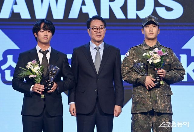 26일 서울 송파구 롯데호텔 월드에서 열린 2024 KBO 시상식에서 퓨처스리그 남부리그 타율상 김태훈과 타점, 홈런상을 수상한 박정현이 김시진 경기운영장과 기념촬영을 하고 있다. 김종원 기자 won@donga.com