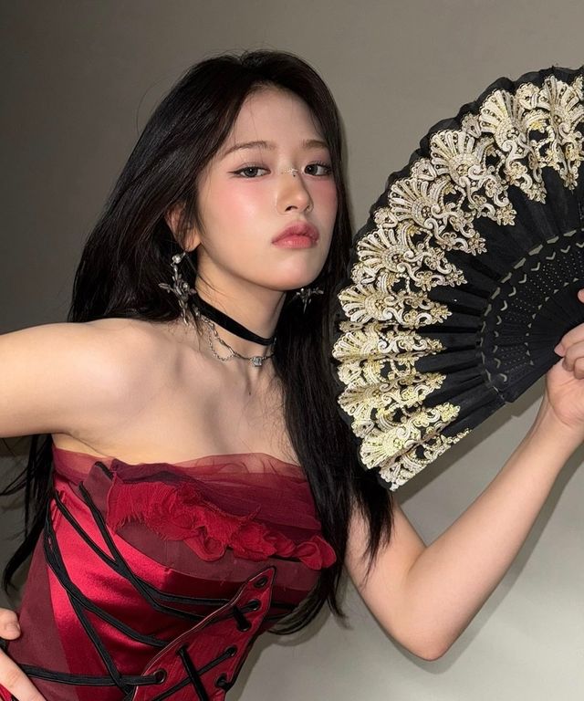 사진출처=안유진SNS