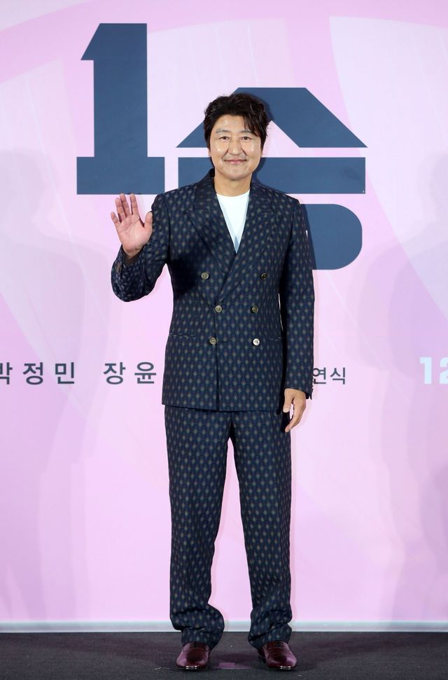 [서울=뉴시스] 김혜진 기자 = 배우 송강호가 28일 오전 서울 용산구 CGV 용산아이파크몰에서 열린 영화 ‘1승’(감독 신연식) 제작보고회에서 포즈를 취하고 있다. 2024.10.28. jini@newsis.com