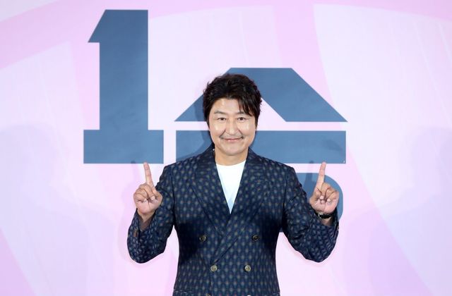 [서울=뉴시스] 김혜진 기자 = 배우 송강호가 28일 오전 서울 용산구 CGV 용산아이파크몰에서 열린 영화 ‘1승’(감독 신연식) 제작보고회에서 포즈를 취하고 있다. 2024.10.28. jini@newsis.com