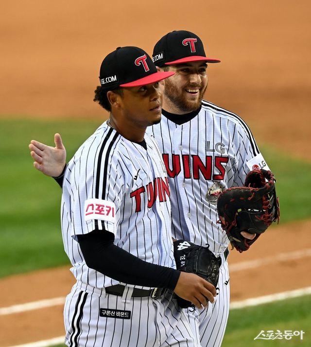 LG 트윈스 오스틴 딘(오른쪽)과 엘리에이저 에르난데스. 스포츠동아 DB