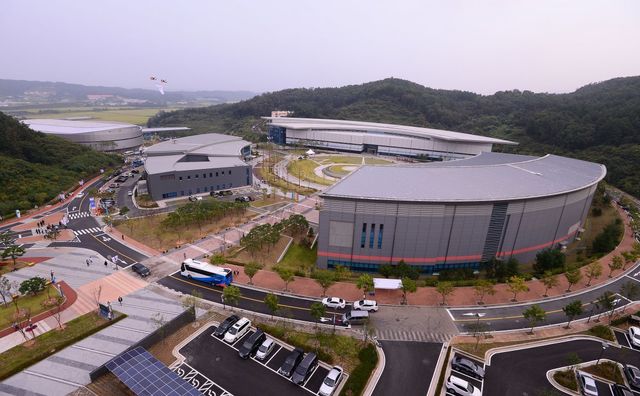 검찰이 대한체육회 비리와 관련해 28일 진천 국가대표선수촌을 전격 압수수색해 대한체육회 주요 간부와 직원 PC자료 등을 확보했다. 사진은 진천선수촌 태극광장의 전경. 김종원 기자 won@donga.com