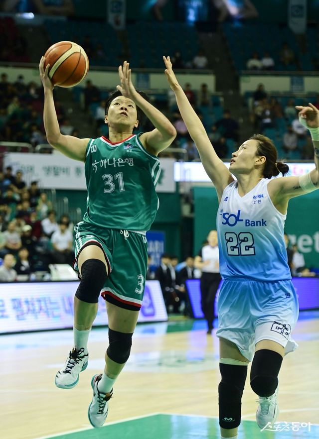 하나은행 진안(왼쪽)이 3일 부천체육관에서 열린 ‘하나은행 2024-2025 여자프로농구’ 신한은행의 홈경기 도중 구슬의 수비를 뚫고 골밑 슛을 시도하고 있다. 부천｜주현희 기자 teth1147@donga.com