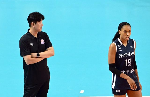 V리그 여자부 한국도로공사는 2022~2023시즌 챔피언 결정전 정상에 올랐지만, 불과 2시즌 만에 하위권을 전전하고 있다. 아시아쿼터 선수 유니(오른쪽)가 기량 미달로 조기에 퇴출당한 여파에서 벗어나지 못하고 있다. 사진제공｜KOVO