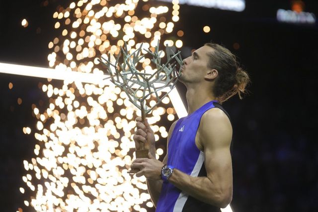 알렉산더 즈베레프가 4일 프랑스 파리에서 열린 2024 남자프로테니스(ATP) 투어 파리 마스터스(ATP 1000) 정상에 올라 트로피를 들고 입 맞추고 있다. 파리(프랑스) ㅣAP 뉴시스