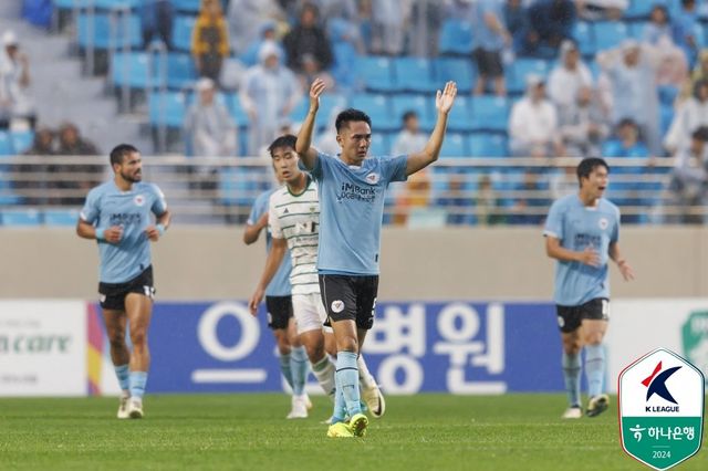 대구 요시노(가운데)는 K리그 입성 첫해 리그 최고 살림꾼으로 인정받았다. 올 시즌 그의 목표는 단연 대구의 K리그1 잔류다. 사진제공｜한국프로축구연맹