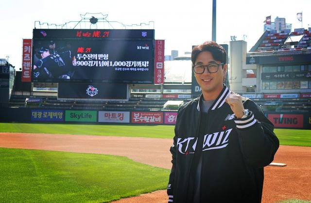 우규민이 6일 수원KT위즈파크에서 원 소속팀 KT와 FA 계약 후 기념사진을 촬영하고 있다. 사진제공｜KT 위즈