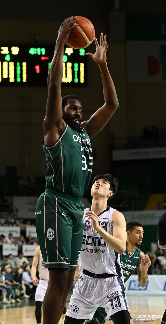 DB 치나누 오누아쿠(왼쪽)가 4일 원주종합체육관에서 열린 소노와 홈경기 도중 리바운드를 하고 있다. 기대했던 오누아쿠의 부진에 DB가 골머리를 앓고 있다. 원주｜김종원 기자 won@donga.com