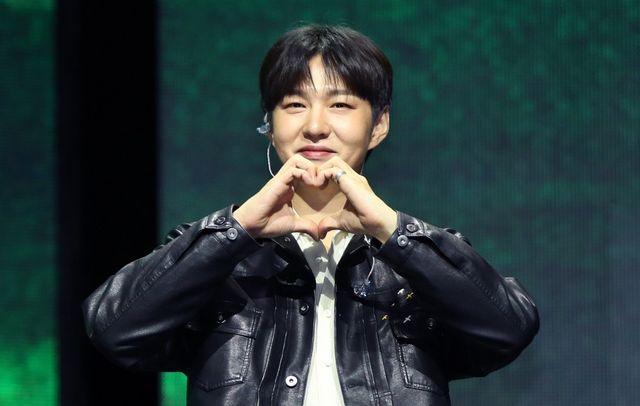 [서울=뉴시스] 김혜진 기자 = 그룹 비투비 이창섭이 2일 오후 서울 용산구 블루스퀘어에서 열린 첫 번째 솔로 정규앨범 ‘1991’ 발매 기념 쇼케이스에서 포즈를 취하고 있다. 2024.10.02. jini@newsis.com