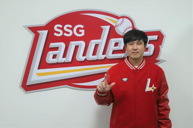 SSG 최정이 6일 인천SSG랜더스필드에서 개인 3번째 FA 계약을 마친 뒤 기념사진을 촬영하고 있다. 4년 총액 110억 원에 도장을 찍었다. 이로써 최정은 FA 누적 총액 302억 원으로 양의지를 제치고 역대 1위로 올라섰다. 사진제공｜SSG 랜더스