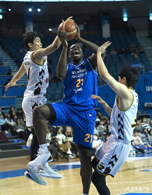 삼성 코피 코번(가운데)이 7일 잠실체육관에서 열린 LG와 홈경기 도중 골밑 공격을 시도하고 있다. 경기 종료 직전 터진 코번의 역전 골밑 2득점으로 삼성이 시즌 첫 2연승을 거뒀다. 잠실｜김종원 기자 won@donga.com