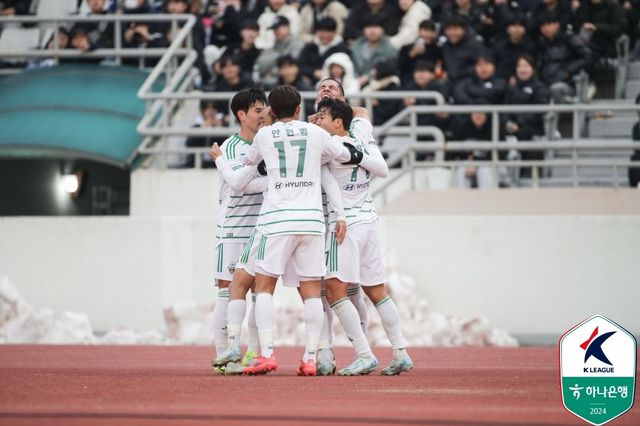 전북 선수들이 1일 목동종합운동장에서 열린 서울 이랜드와 ‘하나은행 K리그 2024’ 승강 PO 1차전 원정경기에서 티아고의 선제골 직후 한데 모여 기뻐하고 있다. 사진제공｜한국프로축구연맹