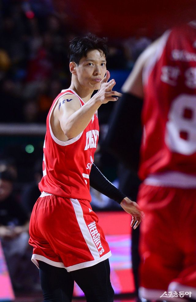 SK 김선형이 1일 잠실학생체육관에서 열린 ‘2024-2025 KCC 프로농구’ KT 홈경기 2쿼터 역전 3점슛을 성공시킨 뒤 기뻐하고 있다. 잠실｜김종원 기자 won@donga.com