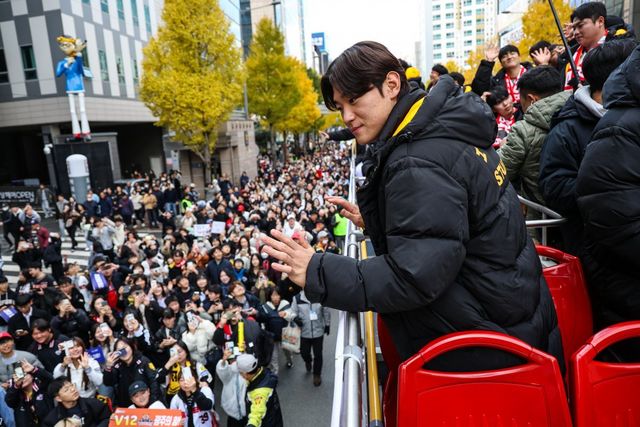 KIA 김도영이 11월 30일 광주 금남로 5가부터 5·18민주광장까지 1.2㎞ 구간에서 진행된 2024 통합우승 기념 카퍼레이드 도중 팬들의 성원에 손을 들어 답하고 있다. 사진제공｜KIA 타이거즈