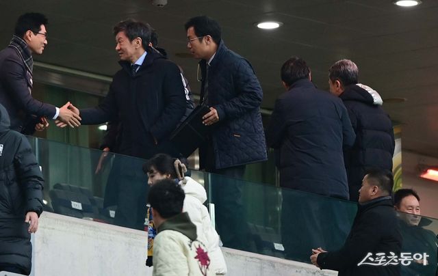 정몽규 KFA 회장(왼쪽 2번째)이 11월 30일 서울월드컵경기장에서 열린 ‘2024 하나은행 코리아컵’ 결승전에 앞서 축구인들과 악수하고 있다. 아랫줄 오른쪽 끝은 정 회장과 차기 회장 선거에서 경쟁할 허정무 전 대표팀 감독. 상암｜주현희 기자 teth1147@donga.com