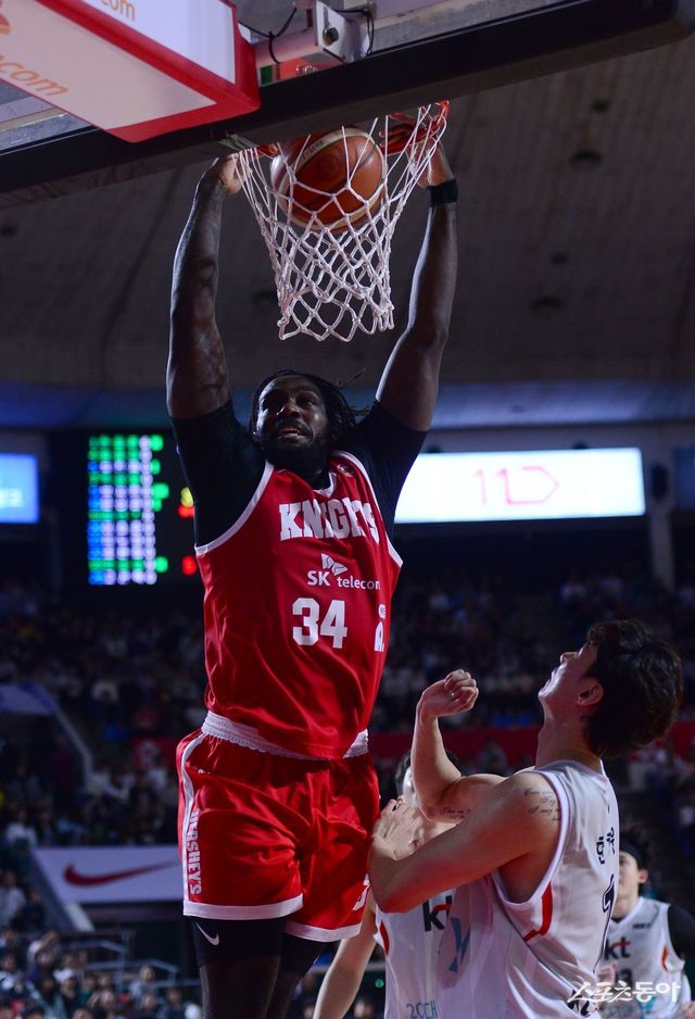 SK 워니가 1일 잠실학생체육관에서 열린 ‘2024-2025 KCC 프로농구’ KT와 홈경기 도중 덩크슛을 터트리고 있다. 잠실｜김종원 기자 won@donga.com